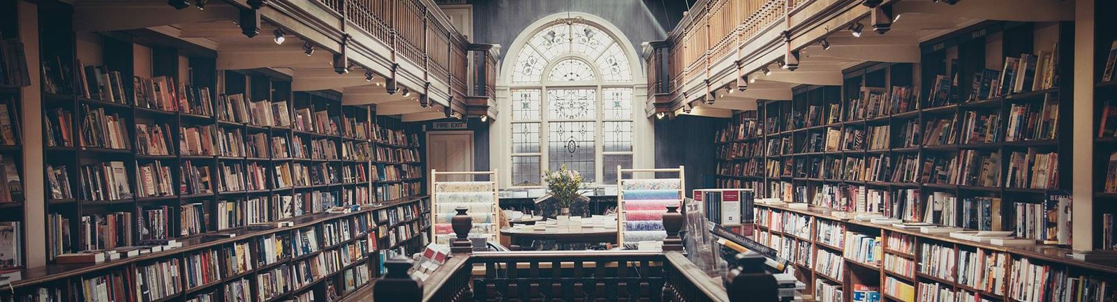 Äldre bibliotek med många böcker.