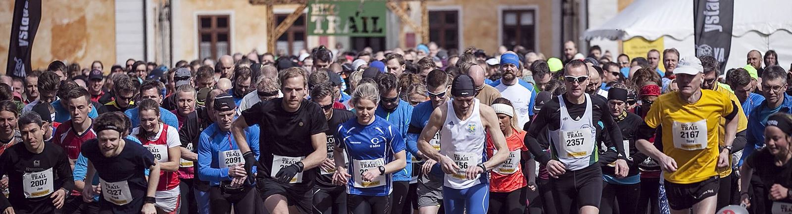 Starten på loppet Österlen Spring Trail med flera löpare som springer
