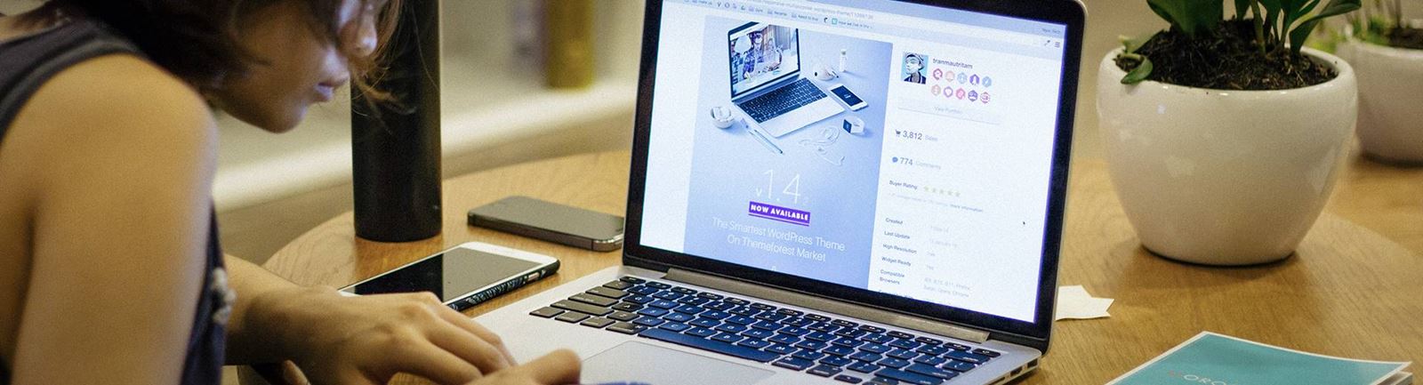Kvinna framför dator nätshoppar