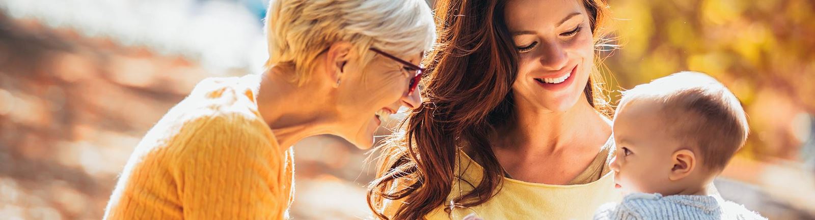 Tre generationer - mormor, mamma och barn