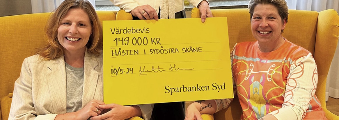 Projektet Hästen i sydöstra Skåne tar emot en gul check från stiftelsen