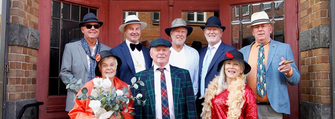 Deltagarna i revyn Sladdlöst står uppställda vid biografen i Ystad