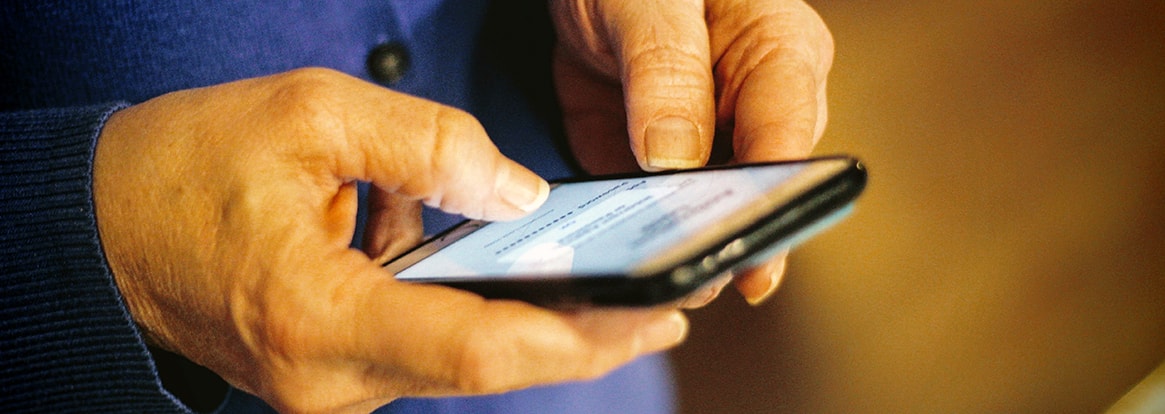 Kvinna tittar på en mobil